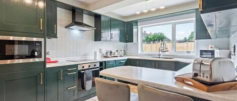 Kühlschrank, Mikrowelle, Ofen, Herdplatte