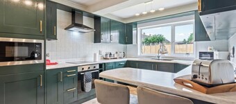 Charming House • Sleeps 9 • Pool Table • Large Garden • Driveway Parking