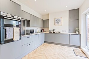 Réfrigérateur, four à micro-ondes, un four, surface de cuisson