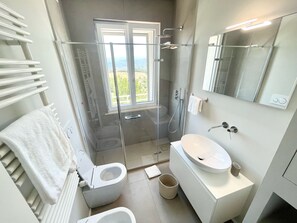 Dusche, Haartrockner, Bidet, Handtücher