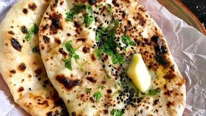 Pane naan con burro ed erbe aromatiche.