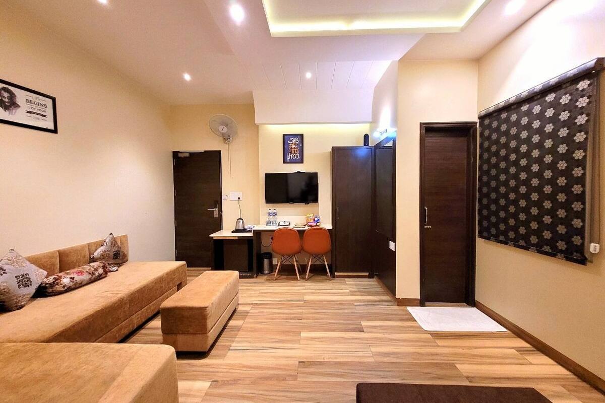 Suite présidentielle, plusieurs chambres, vue sur la ville | 1 chambre, minibar, bureau, fer et planche à repasser