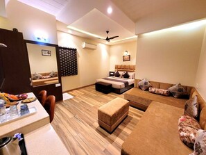 Presidential Suite, Multiple Bedrooms, City View | Private kitchen