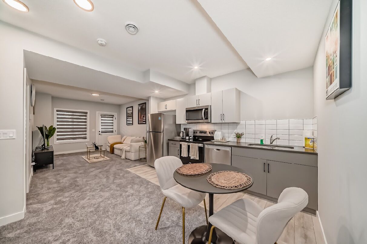 Een koelkast, een microgolfoven, een oven, een kookplaat