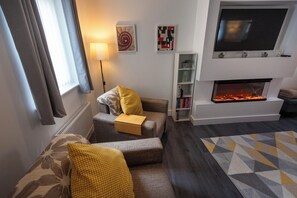 Smart TV, fireplace - Hampton 3-Bedroom spacious & clean entire house Quiet WIFI private parking (Peterborough)