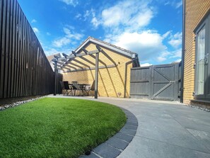 Outdoor dining - Hampton 3-Bedroom spacious & clean entire house Quiet WIFI private parking (Peterborough)