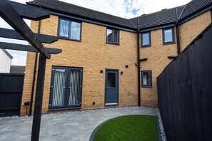 Exterior - Hampton 3-Bedroom spacious & clean entire house Quiet WIFI private parking (Peterborough)