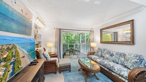 Appart'hôtel, 2 chambres | Coin séjour | TV connectée