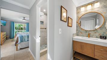 Condo, 2 Bedrooms | Bathroom | Towels, shampoo