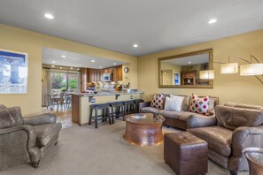 Condo, 3 phòng ngủ | Khu phòng khách