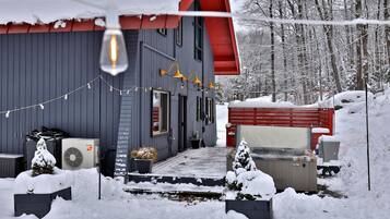 House, 4 Bedrooms | Outdoor spa tub