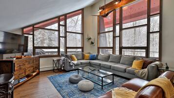 Talo, 4 makuuhuonetta | Oleskelualue | Älytelevisio