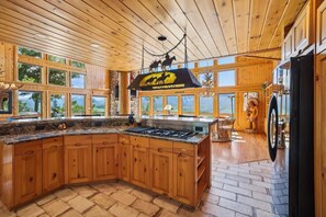 Maison, 4 chambres | Cuisine privée | Four, cafetière/bouilloire