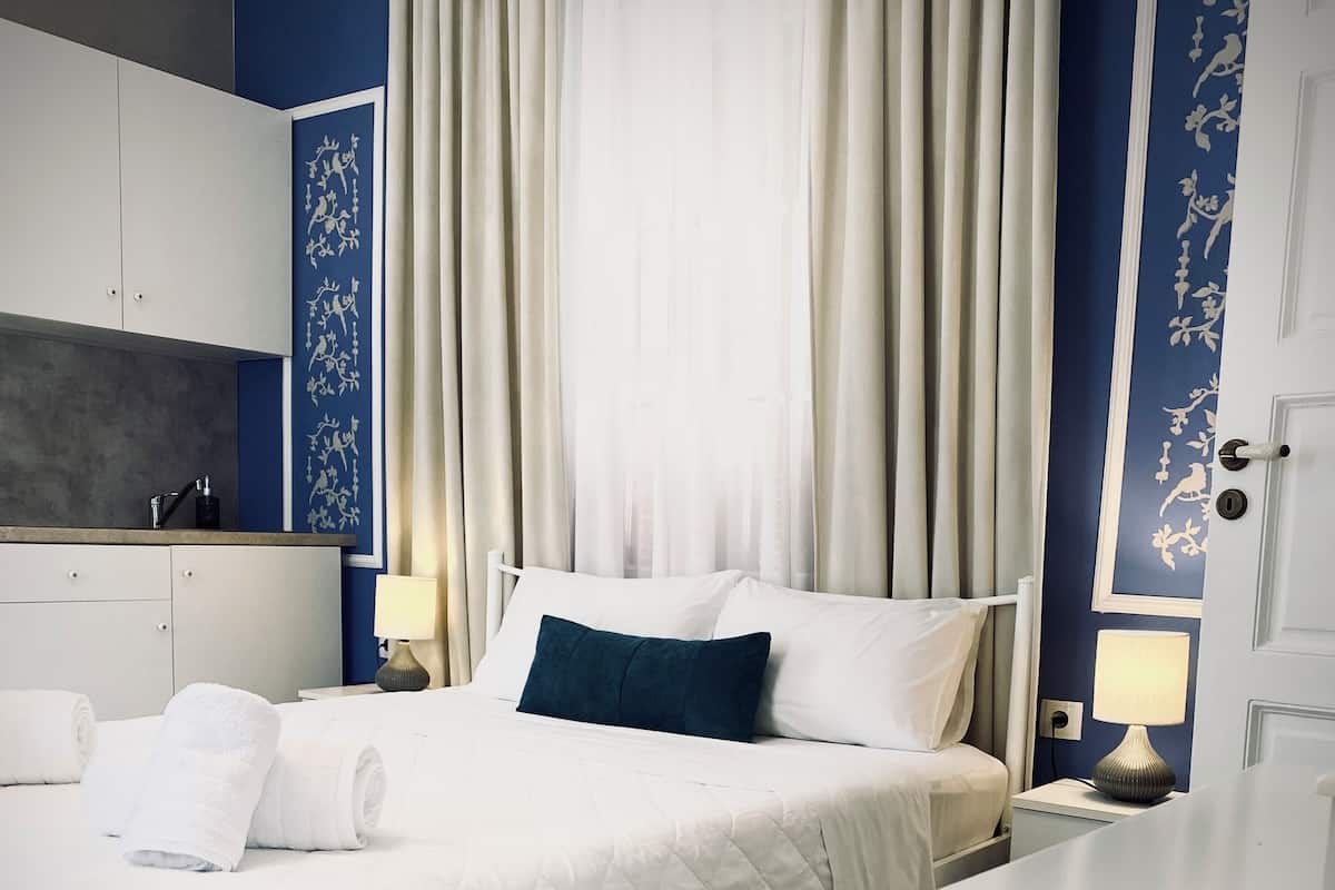 Deluxe kamer, 1 twee- of 2 eenpersoonsbedden, 1 queensize bed, keuken, uitzicht op binnenplaats | Lakens van Egyptisch katoen, luxe beddengoed, pillowtop-bedden