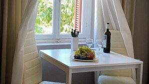 Deluxe-værelse med dobbeltseng eller 2 enkeltsenge - 1 queensize-seng - køkken | Spisning på værelset