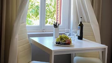 Deluxe Double or Twin Room, 1 Queen Bed, Kitchen, Courtyard View | In-room dining