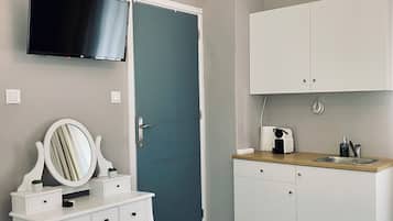 Luxury Double or Twin Room, 1 Queen Bed, Kitchen | Private kitchen | Mini-fridge, stovetop, espresso maker, coffee/tea maker