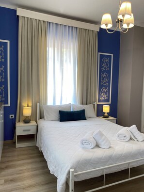 Chambre Deluxe Double ou avec lits jumeaux, 1 grand lit, cuisine, vue cour intérieure | Draps en coton égyptien, literie de qualité supérieure, surmatelas