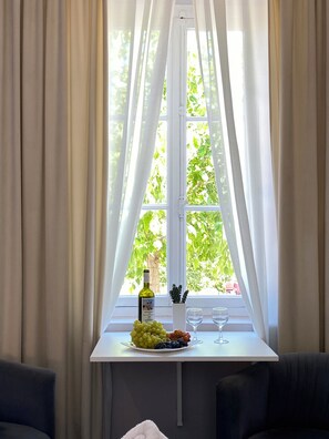 Chambre Luxe Double ou avec lits jumeaux, 1 grand lit, cuisine | Coin séjour