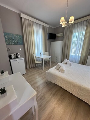 Deluxe Double or Twin Room, 1 Queen Bed, Kitchen, Courtyard View | Egyptian cotton sheets, premium bedding, pillowtop beds - IRIS' Garden Rooms (Corinth)