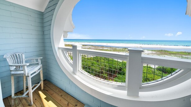 Ein Balkon mit Blick auf einen Strand.