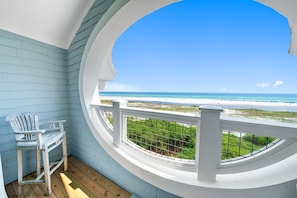 Ein Balkon mit Blick auf einen Strand.
