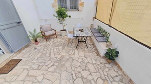 Outdoor dining - Tranquil trullo with private pool in countryside, near Martina Franca & Ceglie (Puglia)