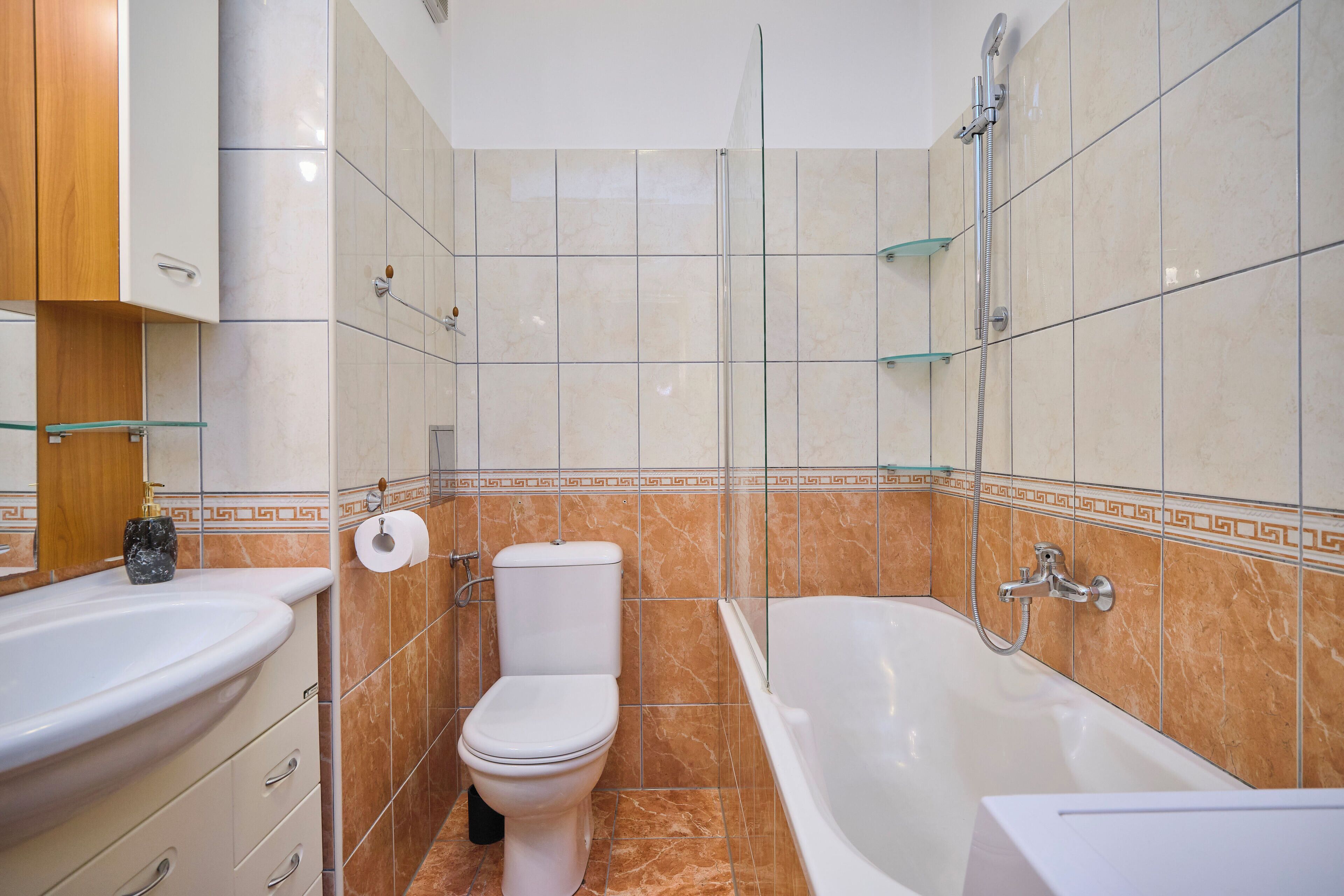 Une salle de bain moderne équipée de toilettes, d’un lavabo et d’une baignoire.