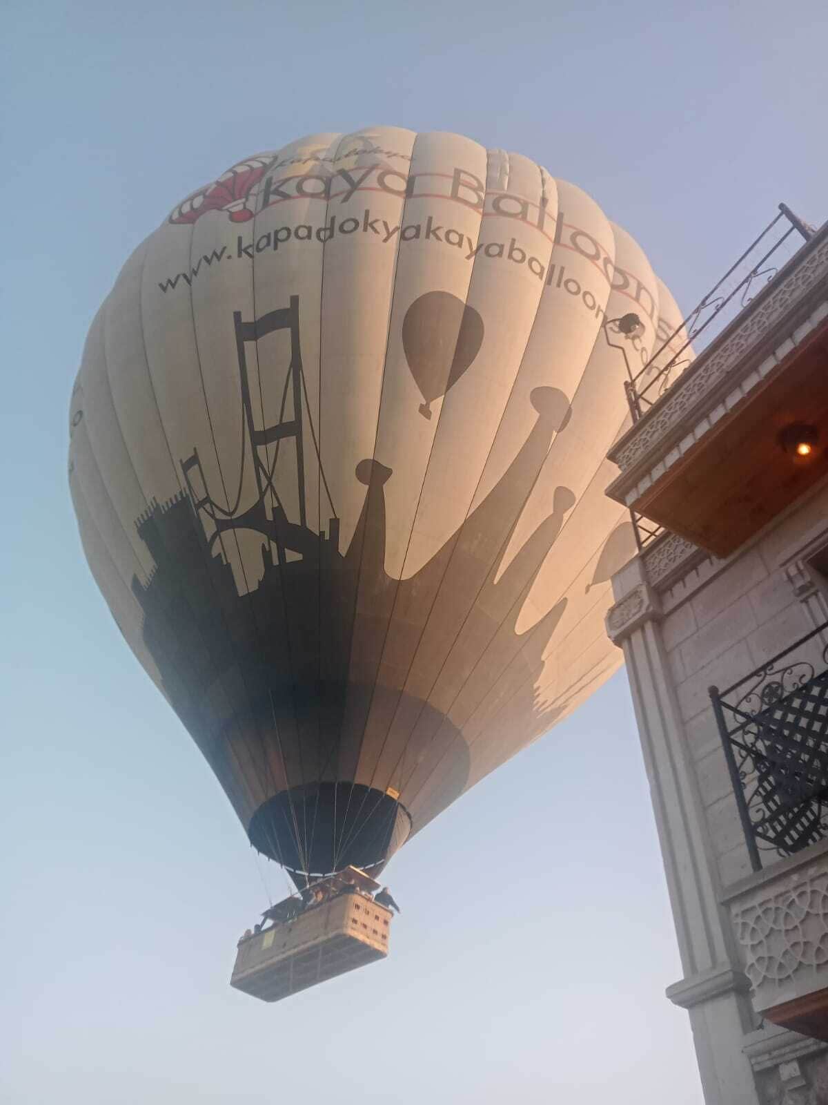 Un globo aerostático con la marca 'Kayakaballoon.com', sujeto a una estructura.