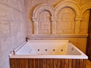 Habitación doble Deluxe | Baño | Amenidades de baño gratuitas, secadora de cabello, pantuflas, bidet 