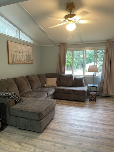 Grandma's House LA Charming 3-bedroom corporate apt /duplex w/WiFi, Lake Ann