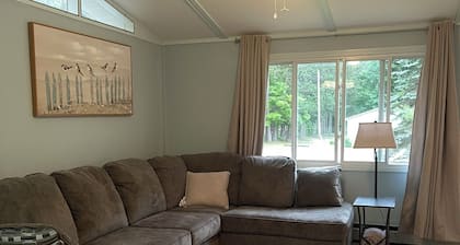 Grandma's House LA Charming 3-bedroom corporate apt /duplex w/WiFi, Lake Ann