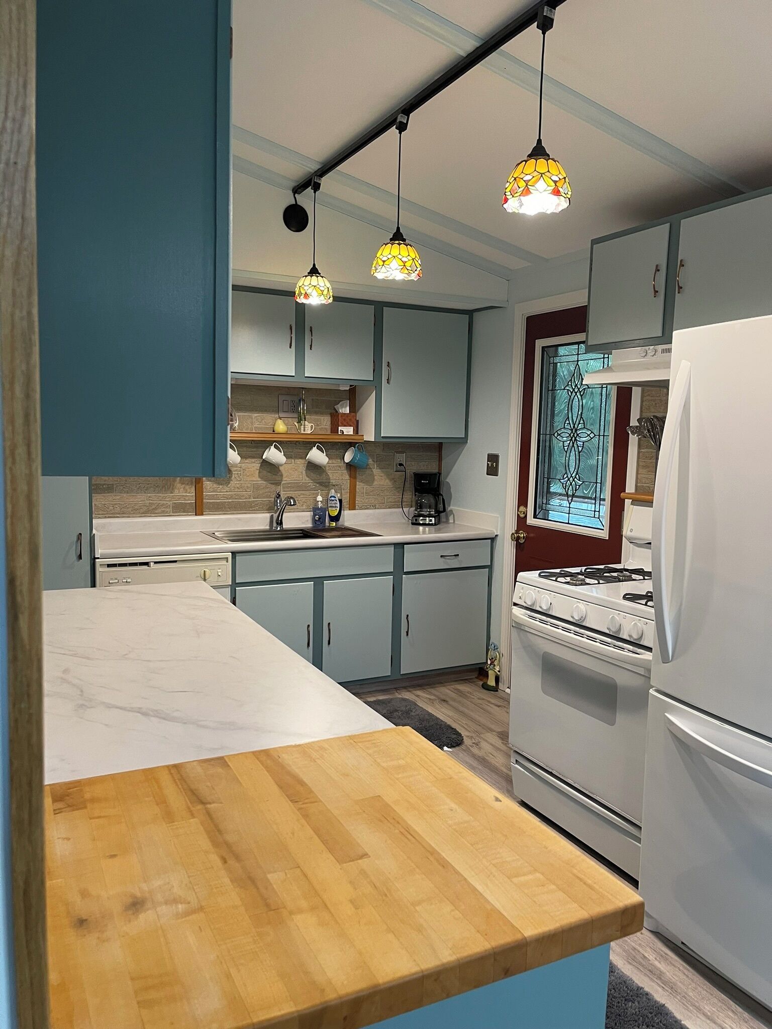 Réfrigérateur, four à micro-ondes, un four, surface de cuisson