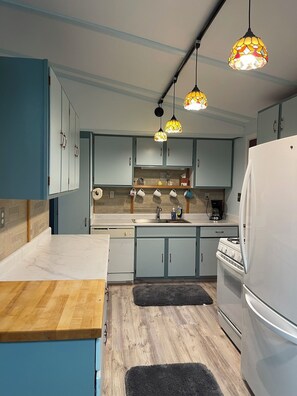 Refrigerador, microondas, horno y parrilla de estufa 