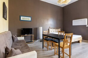 Standard Apartment, 1 Queen Bed with Sofa bed | Living area | 35-inch flat-screen TV with digital channels - Gramsci 3 Studios by Wonderful Italy (Bologna)