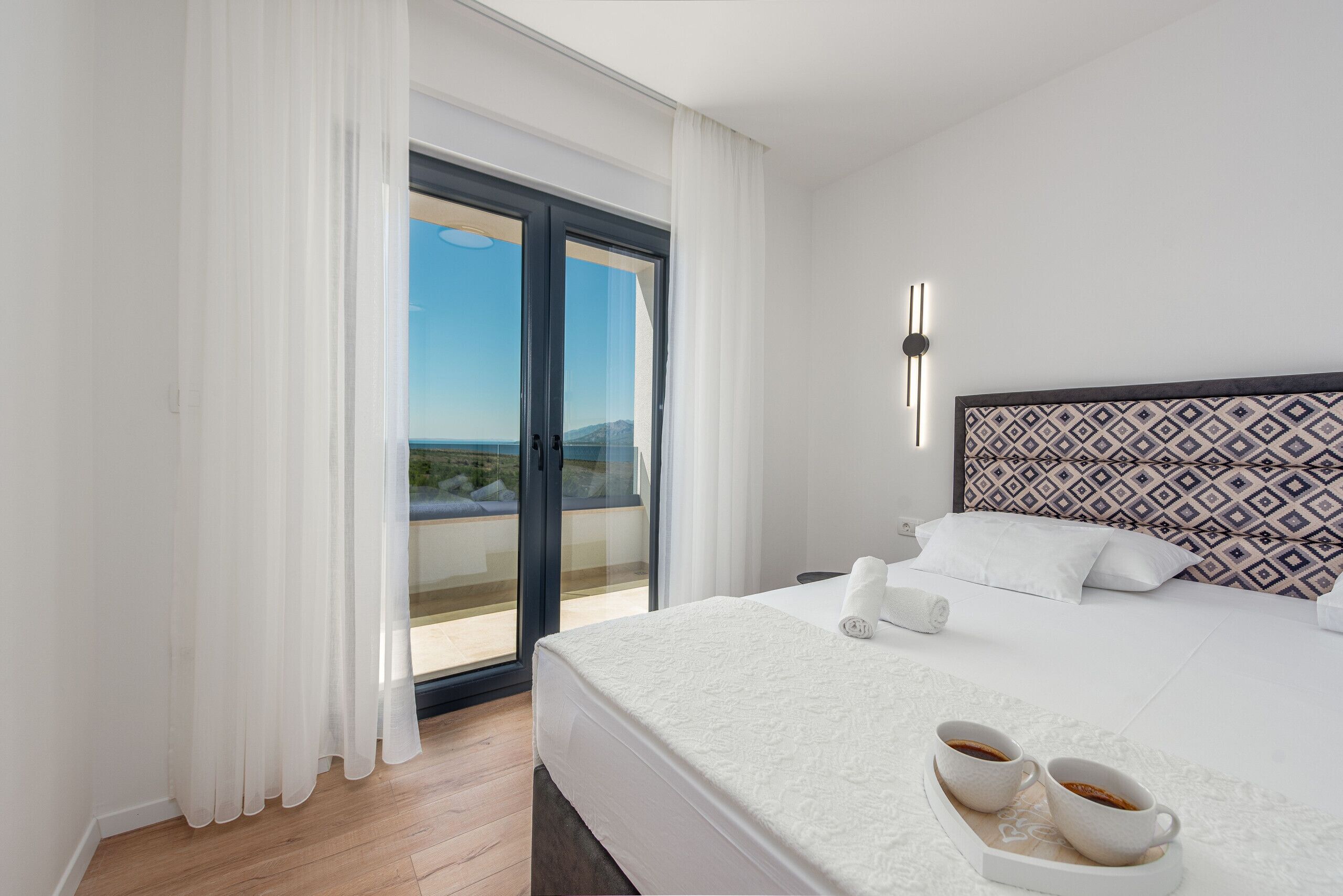 4 Schlafzimmer, kostenlose Babybetten, Bettwäsche