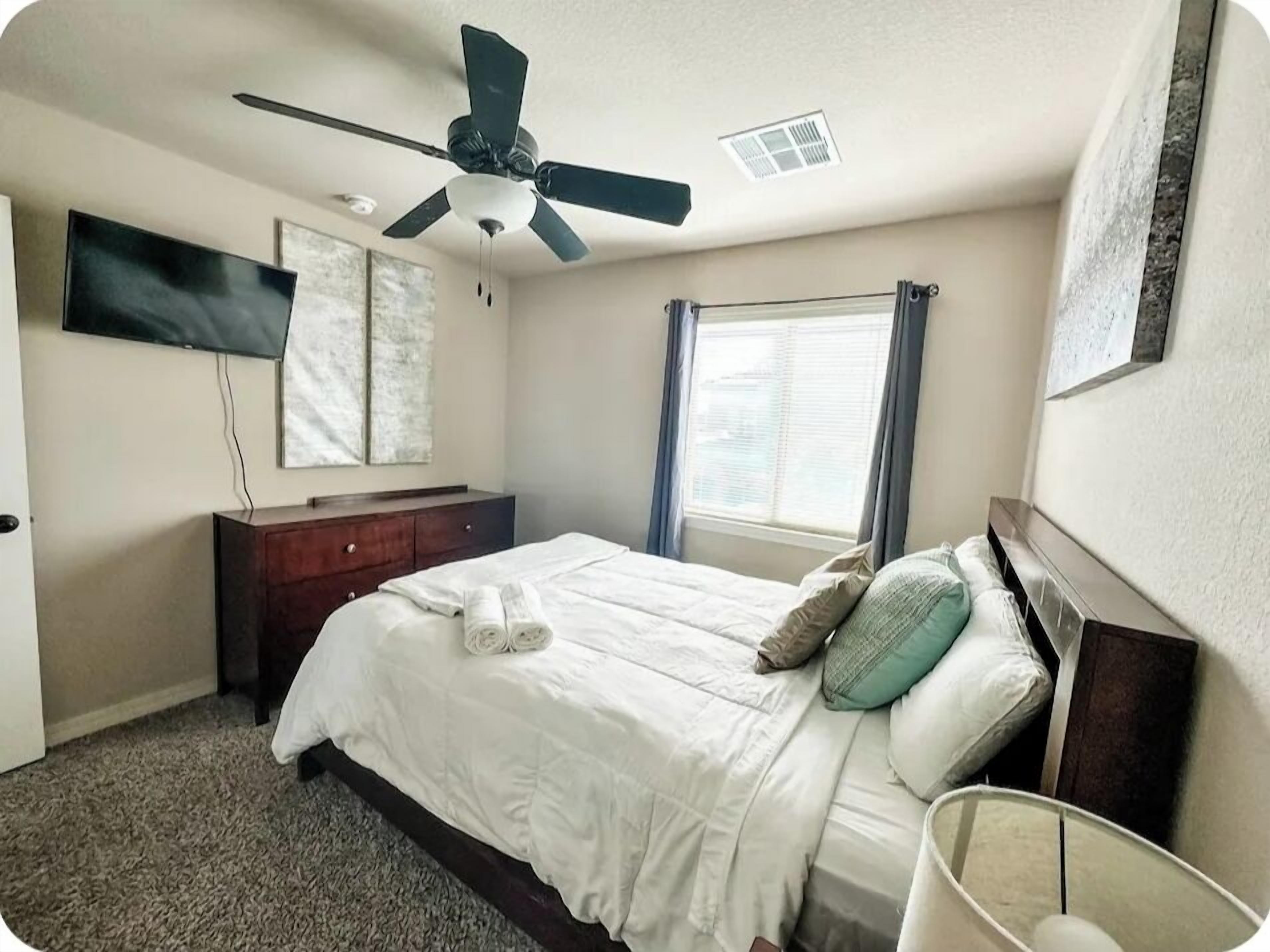 3 bedrooms, desk, iron/ironing board, travel crib