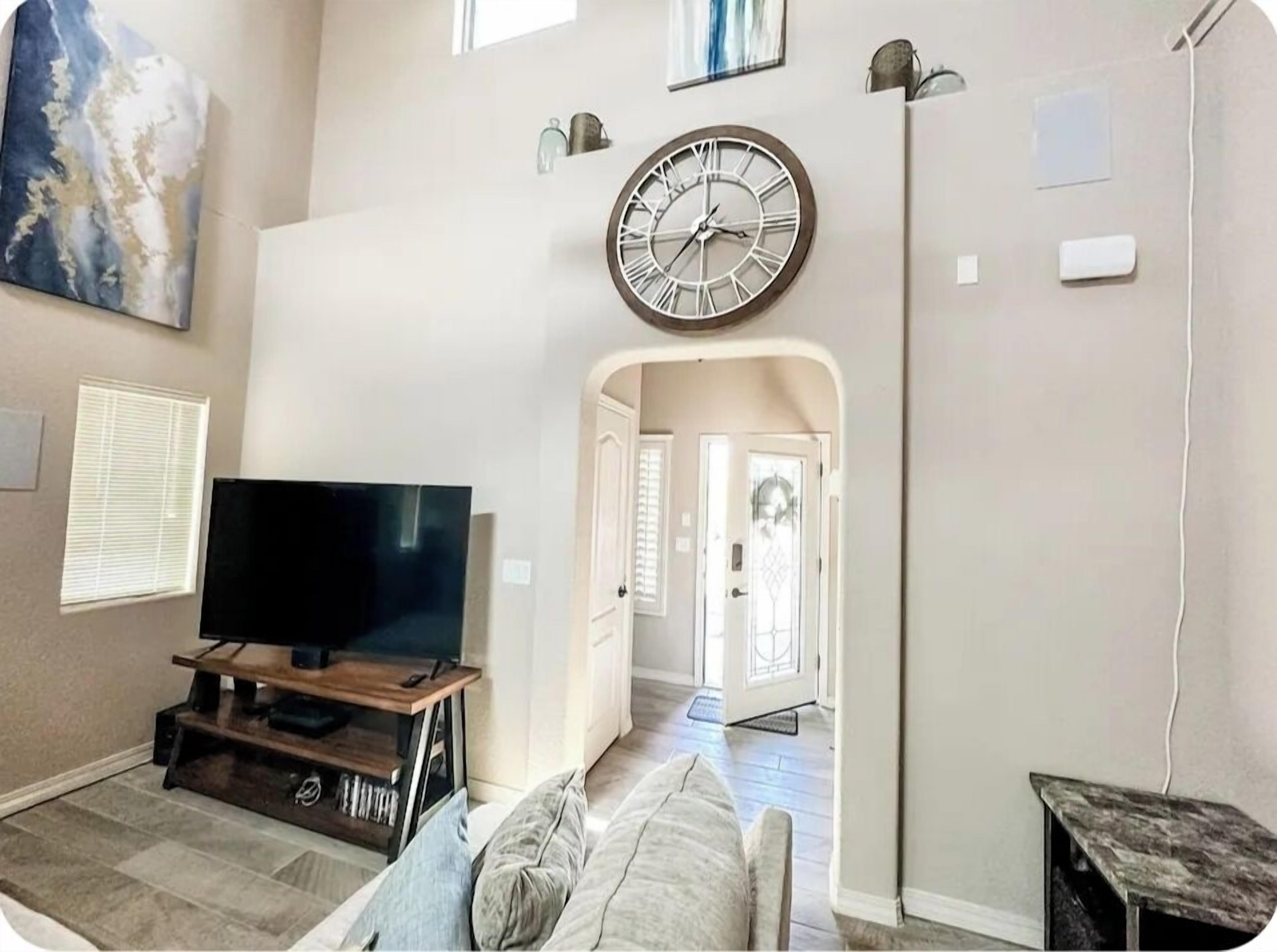 Smart TV, fireplace, books, stereo