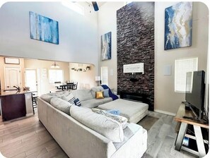 Smart TV, fireplace, books, stereo - Modern 3 bedroom with hot/cool tub!  (El Paso)