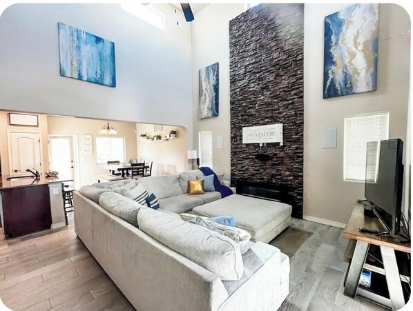 智能電視、壁爐、書籍、音響