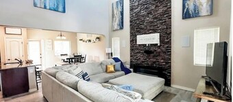 Modern 3 bedroom with hot/cool tub! 