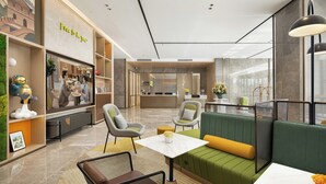 Un intérieur moderne avec des espaces aménagés pour s’asseoir, un comptoir d’accueil et une grande fenêtre.