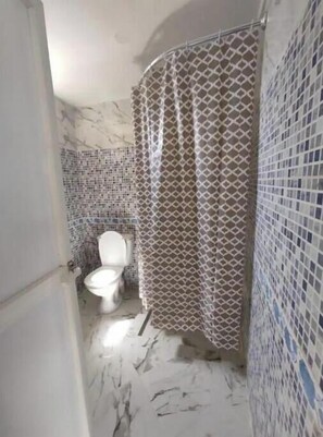 Serviettes fournies, papier de toilette