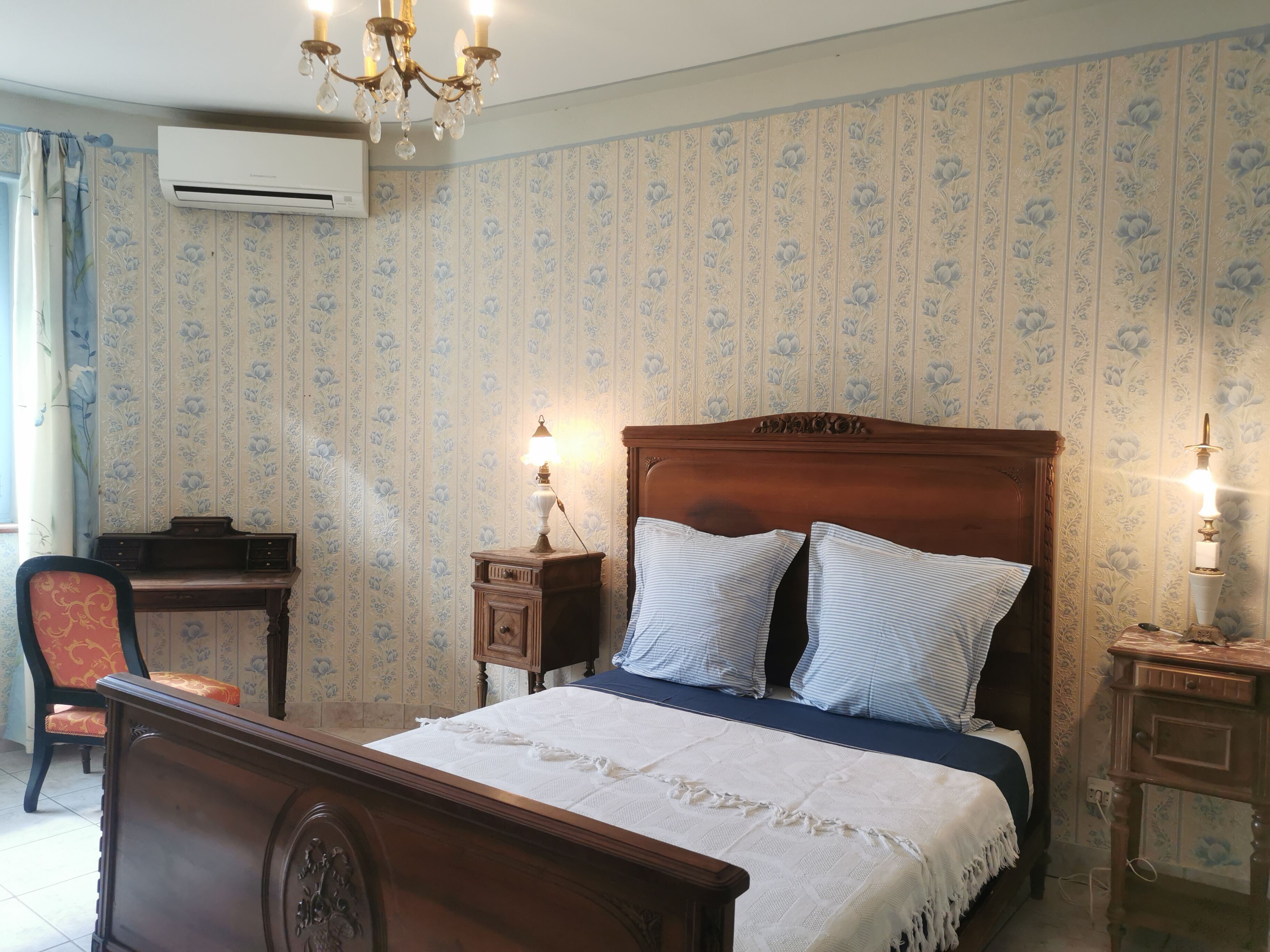 5 quartos, escrivaninha, ferros/tábuas de passar roupa, berço de viagem