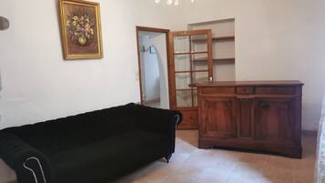TV a schermo piatto, caminetto