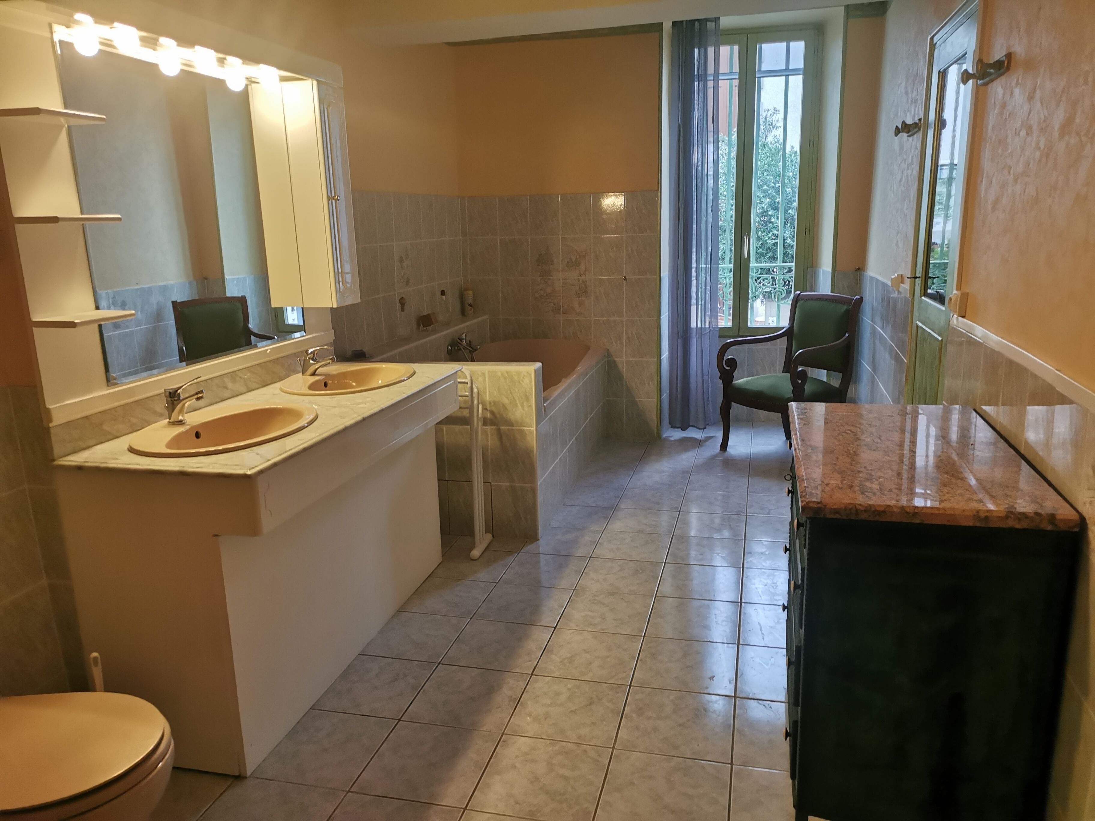 Douche, sèche-cheveux, papier toilette