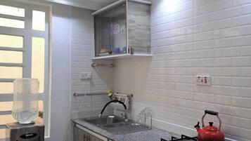 Casa Comfort, vista giardino | Cucina privata | Frigorifero, microonde, pentole/stoviglie/utensili, tavolo da pranzo