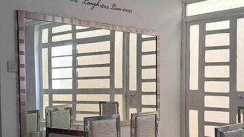 Casa Comfort, vista giardino | Area soggiorno | Smart TV 24 pollici con canali digitali