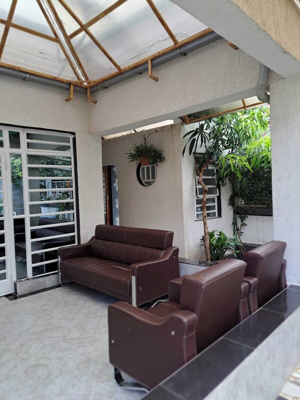 Comfort House, Garden View | Living area - Lux Suites Utawala Private Residence (Nairobi)