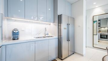 Coffee/tea maker, fridge, microwave, oven